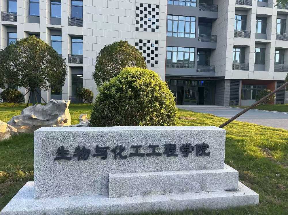 平湖市扬州职业大学体育场高杆灯项目